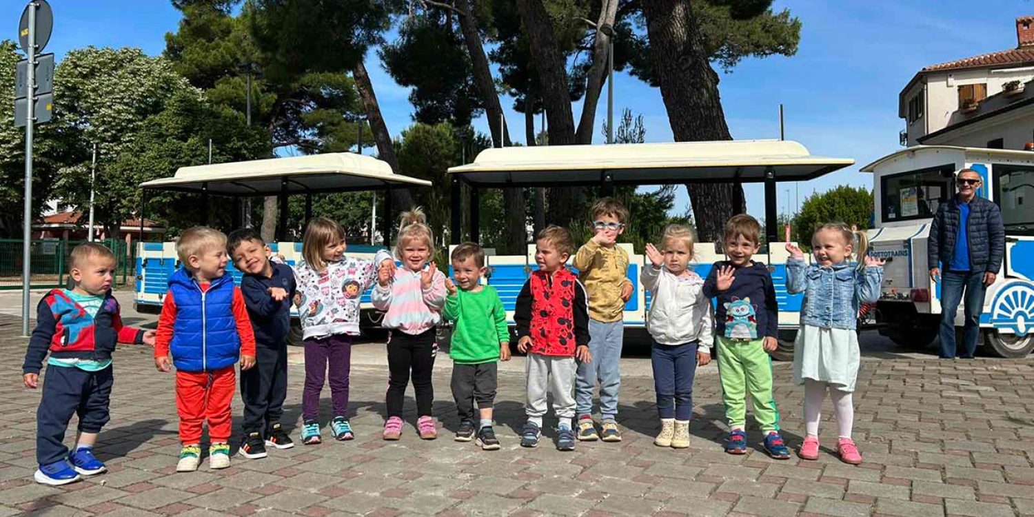 Ribice i Ježići u obilasku Novigrada turističkim vlakićem